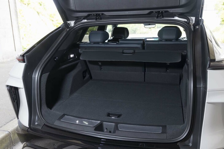 荷室容量は5人乗車時で793リッター。電動格納式の後席を倒したら、最大で1722リッターの空間が得られる。他社のBEVとは異なり、フロントにはトランクは備わらない。