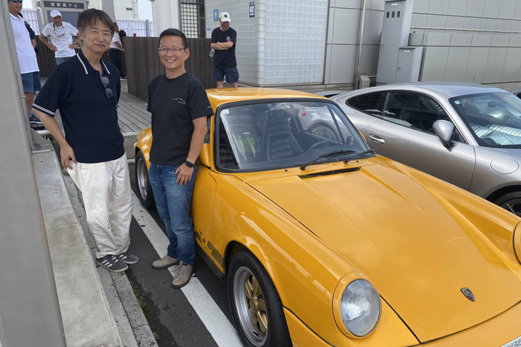 もうひとりの恩人・Kさん（写真右）は、「フェラーリ328」炎上事件以来、愛車930型「ポルシェ911」に消火器を増量搭載。「燃えたらまず携帯消火器を投入して、それでもダメならデカいほうで勝負を懸けます！」という。心強い！