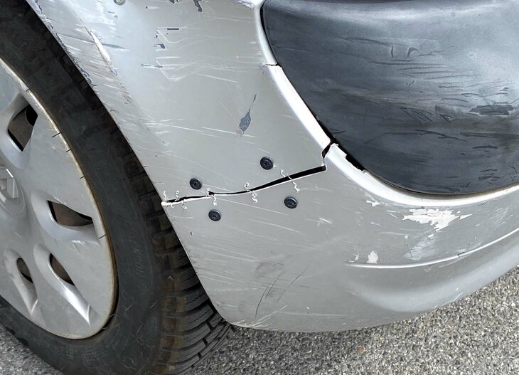 思えば、本欄第774回に登場したエルシーリアおばちゃんが乗る「クリオ」のバンパーも類似の補修法であった。9月撮影。