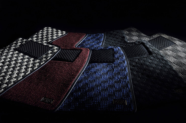 カロは、1970年代以降に発売された4100車種以上ものクルマに対応する型をそろえている。加えて採寸の上で型紙を製作し、素材や色を選べるオーダーメイドも受け付けている。価格は写真左「シザル」の「BMW 3シリーズ」用（マット点数4枚）で3万0200円～。