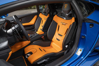 試乗車には、新デザインの手動調整式スポーツシートが装備されていた。キャビンおよびシートのツートンカラーは、オプションの「EVOトリム スポルティーボレザービコローレ」によるもの。