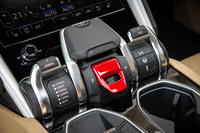 センターコンソールの始動スイッチ（写真中央）。その左隣には、Tamburoドライブモードセレクターが並ぶ。