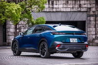 彫りの深い大胆なプレスラインやテールに向かってなだらかに傾斜するルーフとリアウィンドウなどに加え、全グレードに採用される19インチホイールも「408」のエクステリアにおける特徴である。