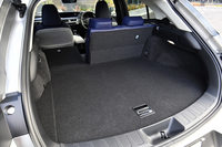 荷室の容量は、40：60分割可倒式の後席を倒すことで最大995リッターにまで拡大できる。