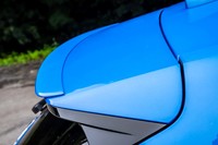 ルーフラインをそのまま延長した形状のリアスポイラーには、控えめなエクステンションが備わる。「FペースSVR」の空気抵抗係数は0.37と発表されている。