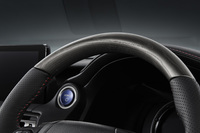 “Fスポーツ モードグリッター”専用のステアリングホイール。アッシュウッドとディンプル本革のコンビネーションで、シフトパドルも備わる。