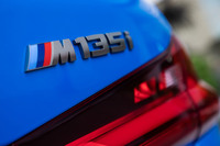 「M135i xDrive」のエンブレム。フロントグリルのフレームとコーディネートされたセリウムグレー色となる。
