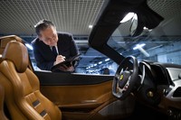 買い取り査定のサンプルとして「フェラーリ458スパイダー」の査定シーンを見せてもらった。ボディーカラーやオプションの有無、年式や走行距離などをチェックする高橋泰造氏。