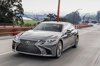 新型「LS」には、前走車追従機能付きクルーズコントロールはもちろん、操舵支援機能のレーントレーシングアシスト、レーンチェンジアシスト、操舵支援機能付きのプリクラッシュセーフティーシステム、ドライバー異常時停車支援システムなど、さまざまな運転支援システムが用意されている。