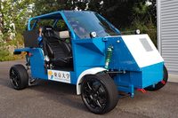 会場に用意されたデモンストレーション用の車両。オンボードモーター式と比べ、インホイールモーター式はシステムがシンプルで、軽さや省スペース性の点で優れている。