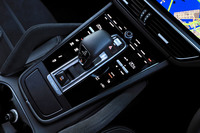 センターコンソールに配されたシフトセレクター。「カイエン」シリーズの変速機にはトルコン式の8段ATが採用されている。