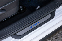 「AUTECH」のロゴがブルーに輝く「専用キッキングプレート」は、3万8060円のディーラーオプションアイテム。ドアの開閉に合わせてイルミネーションが点灯／消灯する。