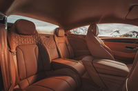 独立型のデザインが採用された、定員2人のリアシート。その後方に位置するトランクルームは、358リッターの容量が確保されている。