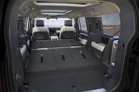 シートは40：20：40の分割可倒式。2列目と3列目のシートを格納すれば最大2516リッターに拡大できる。