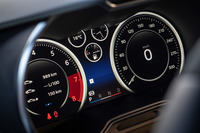 フルデジタルのメーターについては、標準車から変更はない。「ノーマル」「スポーツ」「トラック」の3つの走行モードに応じて、表示の内容やレイアウトが変化する。