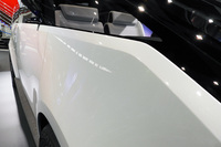 「サルーン」と比べるとエクステリアの造形はちょっと複雑。ベルトラインには写真のような段差が設けられていて、それがヘッドランプの左右まで続いている。