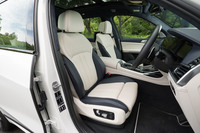 フロントシートには、ヒーターやベンチレーション機能、マッサージ機能と、快適性を高める機能が満載されている。