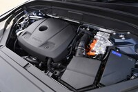 「XC90リチャージ アルティメットT8 AWDプラグインハイブリッド」のパワーユニットは、2リッター直4ターボエンジンがベース。ほか前後に1基ずつ、計2基のモーターが搭載される。