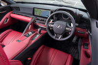 ダッシュボードの助手席側に「ルーミッシュ」と呼ばれる合成皮革を採用したのが新しい。手に触れる部分の素材はすべて上質感にあふれている。