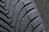 V字の主溝は外側に向かって徐々にワイドになっていく。これによって優れたトラクション性能を確保している。