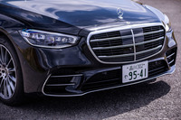 官能的純粋という意味を持つ「Sensual Purity（センシュアルピュリティー）」がエクステリアのデザインコンセプトに掲げられた「Sクラス」。ラインやエッジを大幅に削減した凹凸の少ないフォルムが特徴といえる。今後のメルセデス・ベンツ車をけん引するデザインでもあると紹介されている。