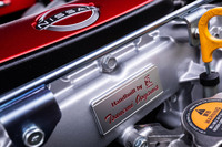 ピストンリングやバルブスプリング、コンロッド、クランクシャフトなどにバランスどりされた高精度パーツを採用。組み立て精度の高い特別なエンジンの証しとして、前方に備わる「匠」のネームプレートは、アルミ製の赤文字仕様になっている。