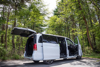 「V220dアバンギャルド ロング」のドアやリアゲートを開けた様子。ボディーサイズは全長×全幅×全高＝5170×1930×1930mm、ホイールベース＝3200mm。車重は2510kgと発表されている。