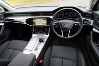 タッチパネル式のコントローラーを大胆に取り入れたインストゥルメントパネルまわり。「スポーツ」グレードのシートや各トリムの表皮はバルコナレザーで、全5種類の色が用意されている。