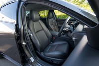 脊柱のS字カーブを維持したまま座れる形状にこだわったというフロントシート。長時間の乗車でも疲れにくいという。