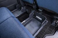 後席の座席下に備わる「置きラクボックス」。従来型にも備わっていた引き出し式の収納スペースだが、新型では片手で、2段階の操作で縁を展開できるよう操作性が改善された。