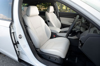 シート表皮には既存のグレードと同じく本革を採用。ルーフライニングやピラーまでブラックで統一したブラック内装と、ホワイトレザーを用いたホワイト内装（写真）は、「e：HEV Honda SENSING 360＋」だけに用意される専用の仕立てだ。