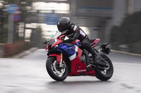 フロントサスペンションの設計変更や、ロングホイールベース化、エンジン搭載位置の最適化（やや後方・上部へ移動）などにより、乗用域での新型「CBR」の走りは、安定感の強いものとなっている。