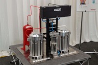 水を使った循環型エネルギーシステムを可能にする装置（展示用）。太陽光を使った発電・蓄電システムもイメージされやすいが、大型のバッテリーを地球から輸送することが前提となるなど課題が多いという。