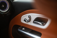 シートの電動調整用スイッチがドア側にあるのはメルセデスではおなじみの光景ながら、弧を描くようなスイッチはこれまでにないタイプ。スイッチ自体が動かない静電容量式から機械式に回帰したのも見逃せないポイントだ。