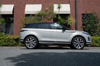 試乗車のボディーカラーは「ソウルパールシルバー」。シャンパンゴールドのような輝きを放つ。ブラックのコントラストルーフは8万7000円のオプション。