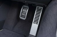 ペダルのレイアウトはご覧のとおり。スリットの部分は滑り止めのラバーではなく、すべてきっちりと肉抜きが施されている。