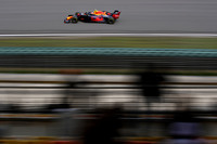 今季に入り、マシンのセッティングに頭を悩ませることが多かったレッドブル。開幕前の冬のテストでピエール・ガスリー（写真）が大クラッシュしたことが、マシン開発の遅れにつながっているのでは、との声も聞こえてきている。チームの中核をなすフェルスタッペンの僚友という、ただでさえ難しいポジションにいるガスリーは、3戦目にしてようやくQ3進出を果たし、チームメイトに大差をつけられつつも6番グリッドを獲得。レースでもそのポジションを守り抜いて2戦連続入賞を決めた。後続との間に十分なマージンを築いていた終盤には、ファステストラップを狙いにタイヤを交換、最速タイムを計時したことでボーナスの1点も持ち帰ることに。（Photo=Red Bull Racing）