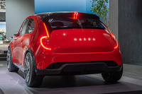 プリッとしたお尻とグッと張り出した前後フェンダーが魅力的な後ろ姿。面のシンプルさを重視してか、テールランプはボディーパネルと完全に“ツライチ”となっていて、本当に”描いただけ”のように感じられる。