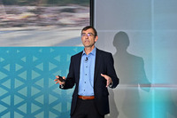 BMWグループのユルゲン・グルドナー水素燃料電池テクノロジープロジェクト本部長。余剰分の電力を変換して貯蔵できることや可搬性など、水素の有用性についてプレゼンテーションした。