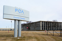 さて、本来であればこの欄外には、本文に沿った写真を載せるところなのだが、わがマイカーの写真なんて当連載でいくらでも掲載済みなので、面白くもなんともない。今回は趣向を変えて、絶賛絶版中の「ダッジ・バイパー」にまつわる最新情報をお届けしよう。こちらは、かつてバイパーが生産されていたコナーアベニューの組立工場。なぜか「Conner Center」なる施設名の看板が……。