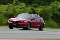 サスペンションの形式は、フロントがマクファーソンストラット式で、リアがマルチリンク式。タイヤサイズはいずれのグレードも235/40R18となっている。