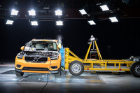 新型「XC40」の側面衝突シーン。側面衝突は、スウェーデンでは道路外への逸脱、正面衝突に次ぐ死亡重傷事故の原因となっている。