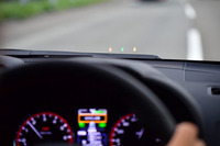 システム作動状況や警告表示は、アイサイトアシストモニターでも確認可能。LEDの光がウインドシールド下端に投影される。