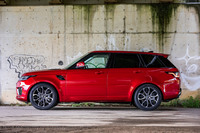 「レンジローバー スポーツHSEダイナミック」には、電子制御エアサスペンションが標準装備されている。停車してドアを開けると車高が最大50mm低くなり（写真）、乗降をサポートしてくれる。