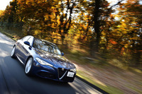 山岳路を駆け上がる「ジュリア スーパー」。官能性を感じさせる走りが印象的だった。