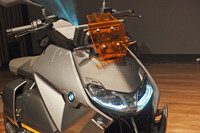 BMWから新型二輪モデル「CE 04」登場　航続距離130kmを実現した電動スクーターの画像