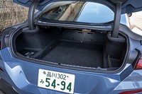 リアのシートバックは、荷室からでもワンタッチで倒すことができる。