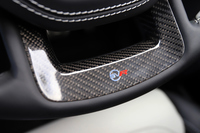 ステアリングホイールのカーボン素材部分に入る「SVR」のマーク。