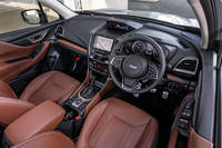 左右対称にデザインされているインストゥルメントメントパネルは、他のグレードと同一形状。シルバーの加飾とトリコット色のアクセントの組み合わせが「フォレスター アドバンス」の専用デザインとなる。