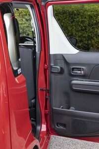 スズキの軽のなかでも「ワゴンR」の専用装備となっている傘立て。使わないときは邪魔にならないばかりか、ドレンも付いているところがうれしい。